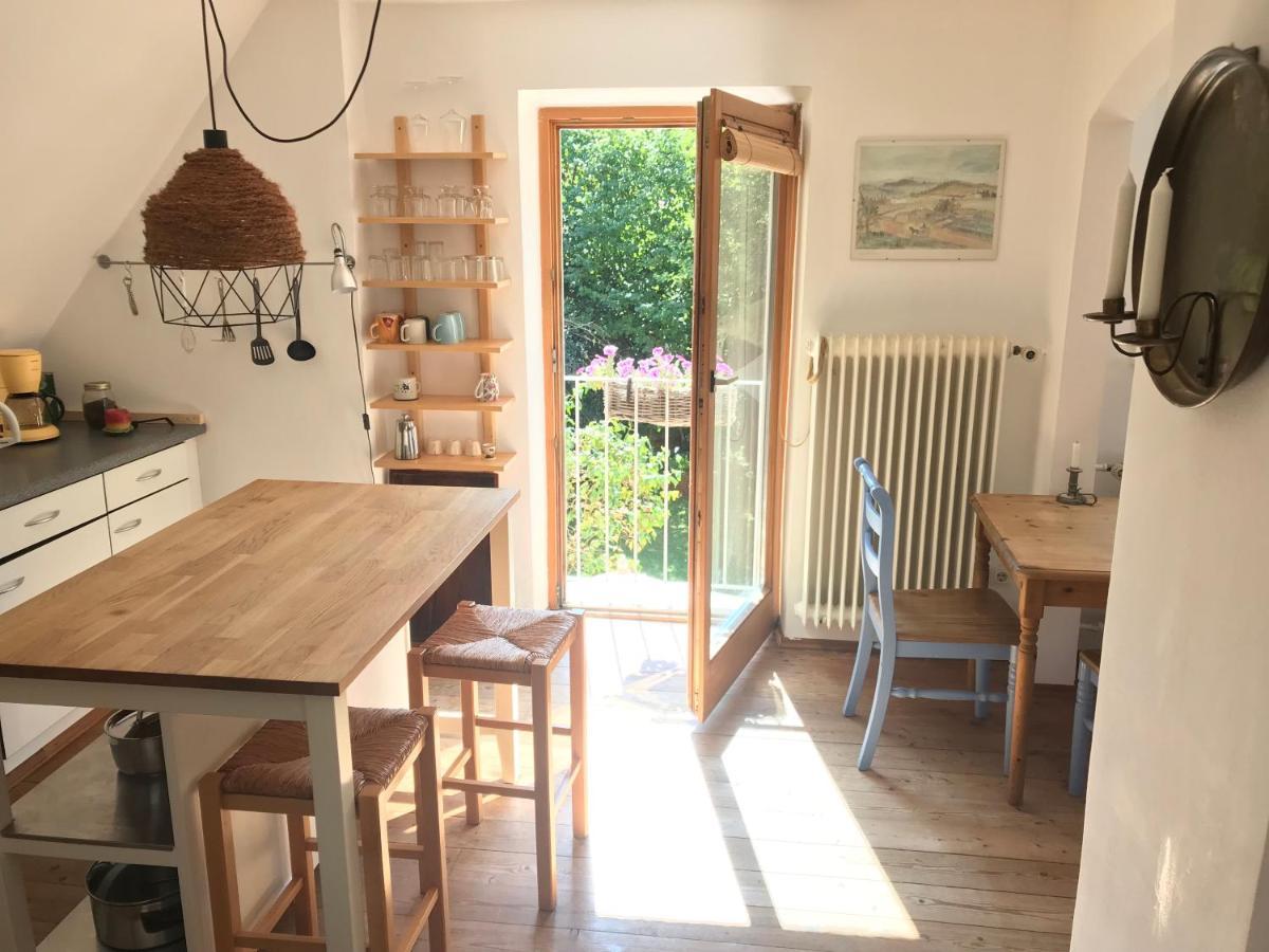 Charmante Altbau-dg-wohnung Appartamento *