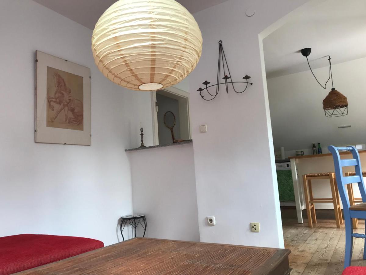 Charmante Altbau-dg-wohnung Appartamento